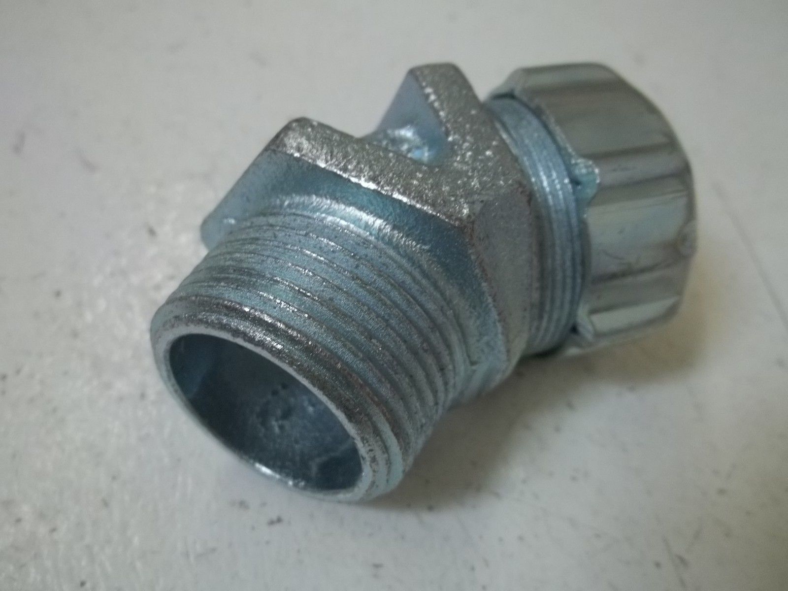 LOT OF 5 THOMAS & BETTS 2216 1"STRAIN RELIEF CORD CONN. 45-DEG. ANGNSMP