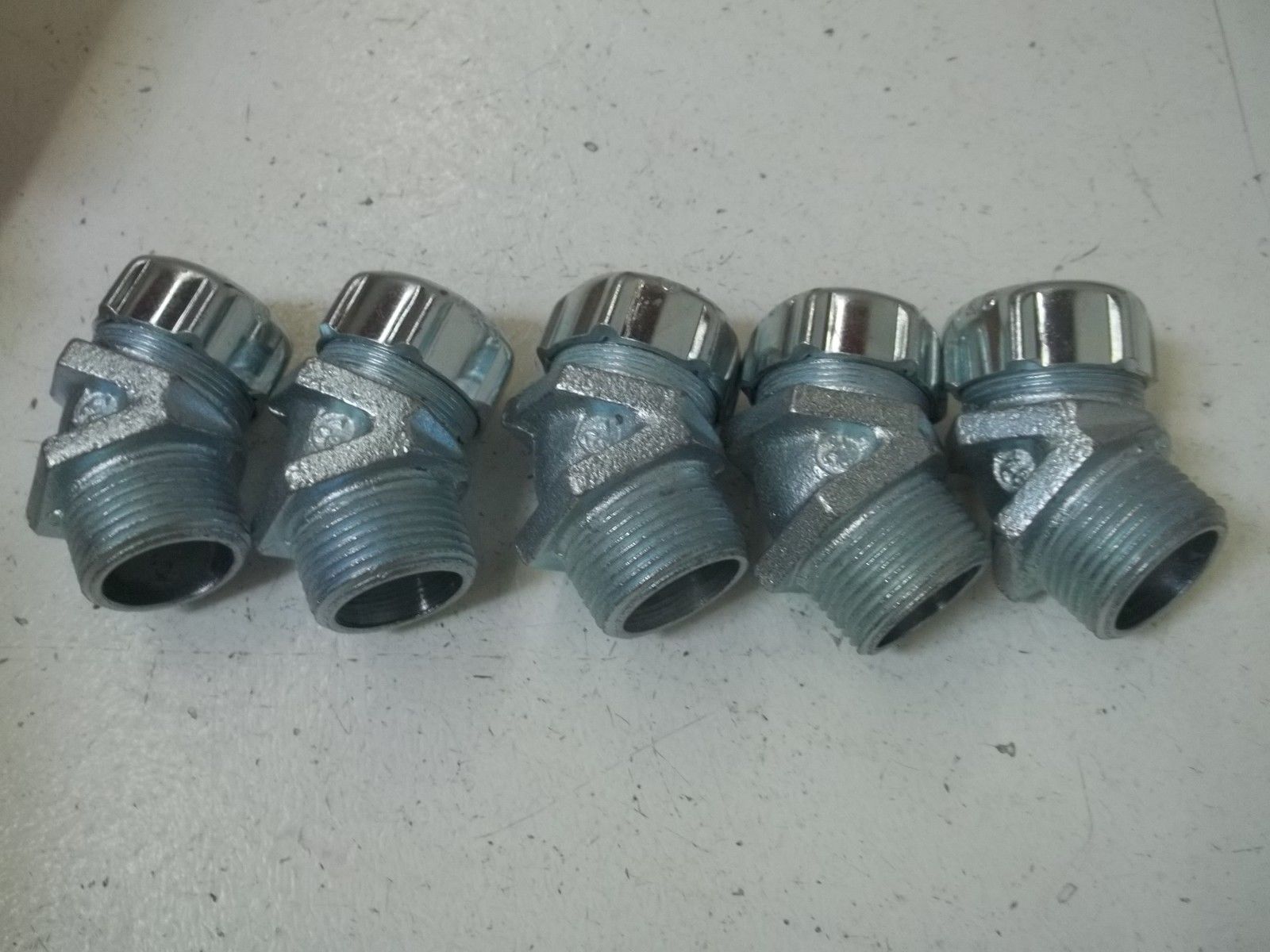 LOT OF 5 THOMAS & BETTS 2216 1"STRAIN RELIEF CORD CONN. 45-DEG. ANGNSMP