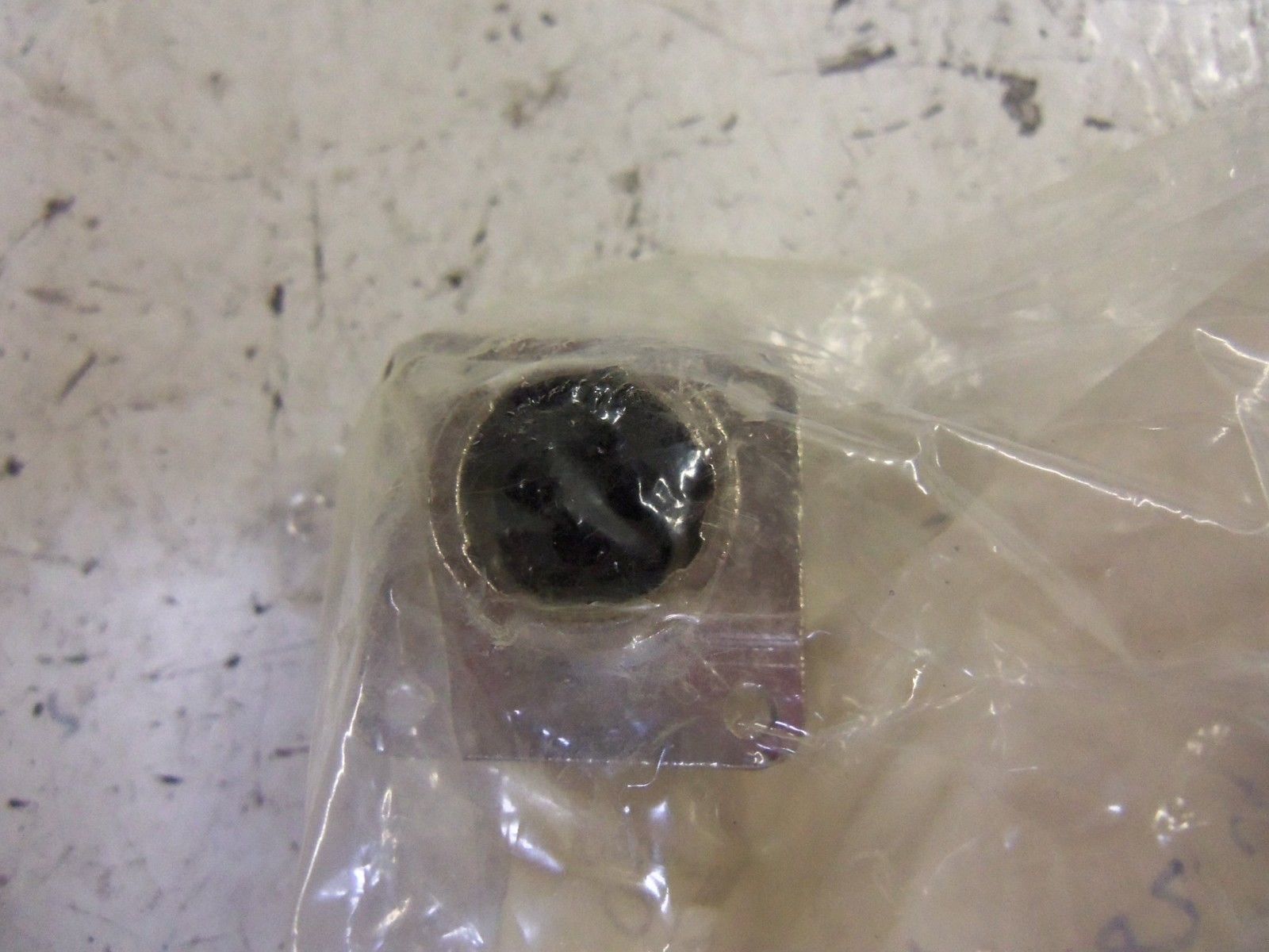 LOT OF 5 THOMAS & BETTS M1131-S04 CONNECTOR NSMP