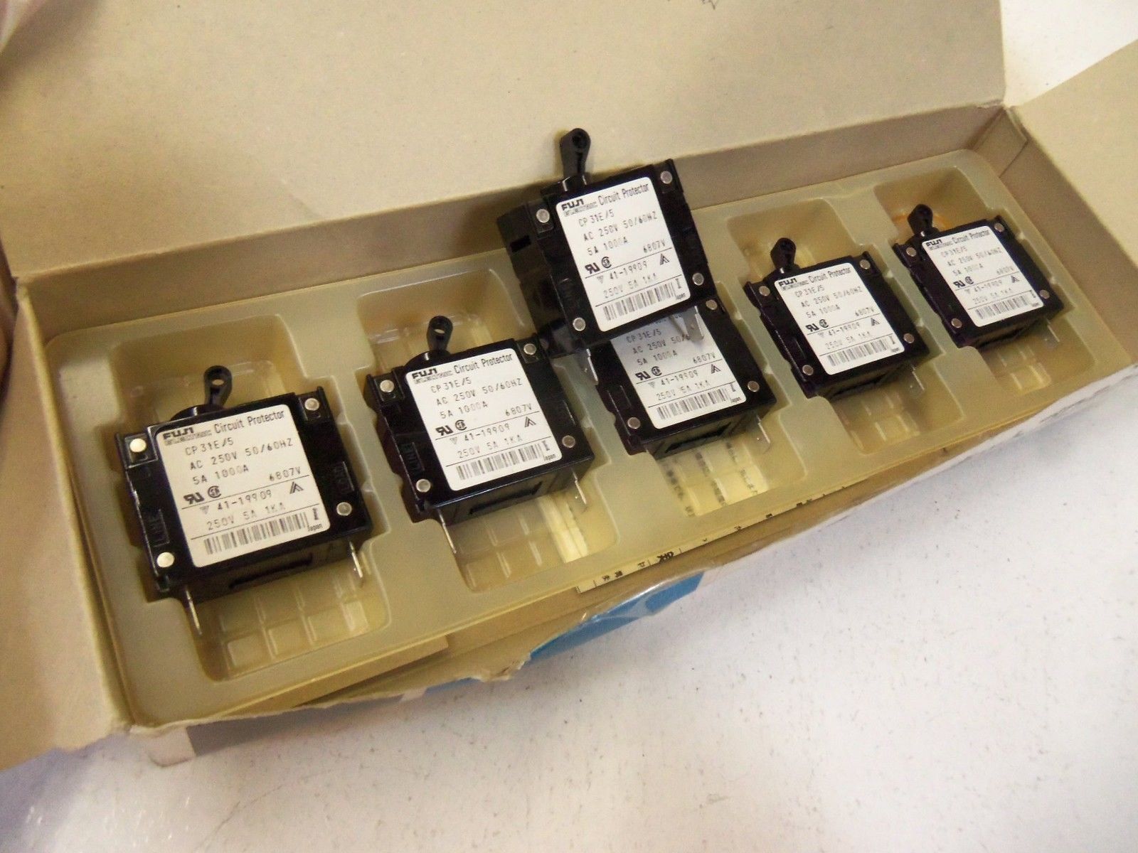 LOT OF 6 FUJI ELECTRIC CIRCUIT PROTECTOR CP-31E/3 *NEW IN BOX*
