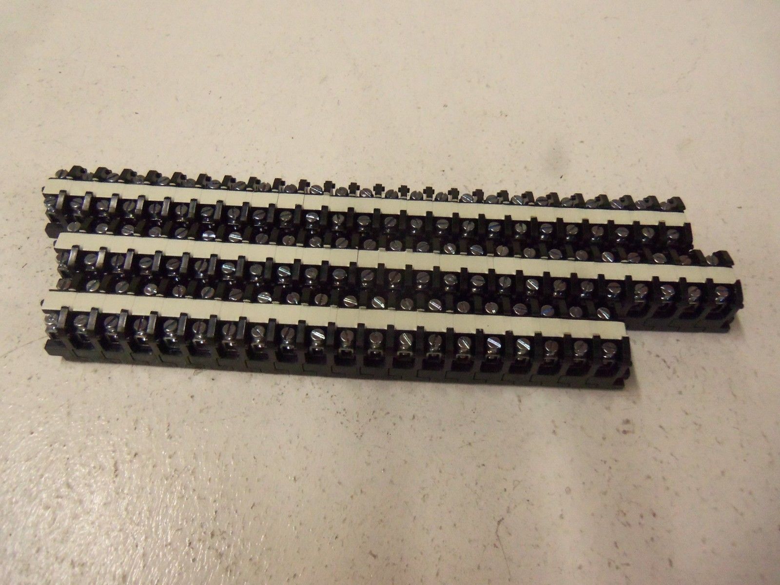 LOT OF 70 BUCHANAN SECTIONAL TERMINAL BLOCKS FLAT BASE 524 NSMP