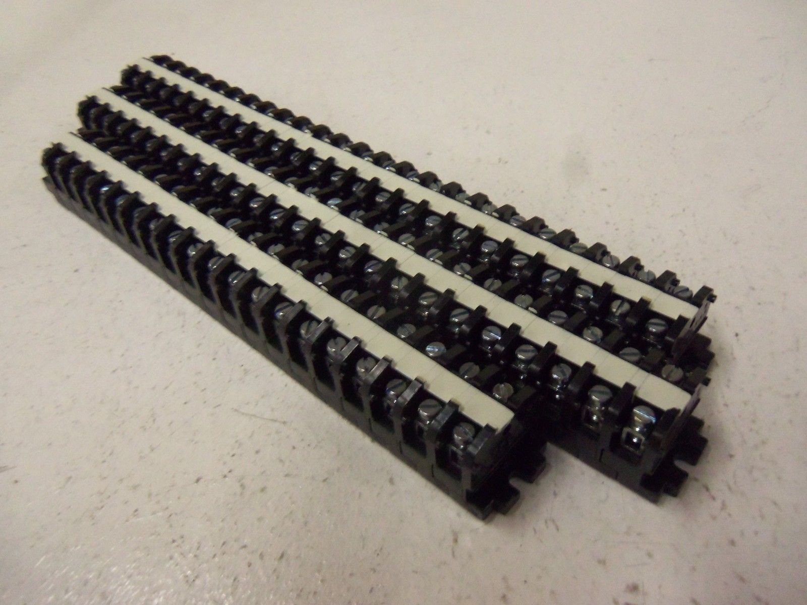 LOT OF 70 BUCHANAN SECTIONAL TERMINAL BLOCKS FLAT BASE 524 NSMP