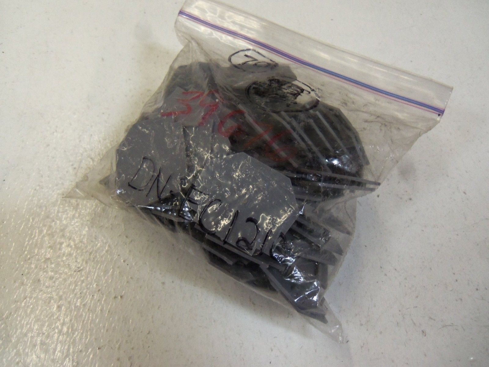LOT OF 70 DINNECTORS DN-EC1210 NSNP