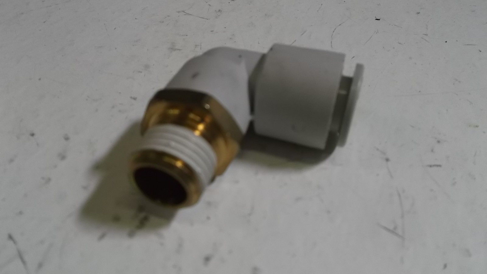 LOT OF 7 CONNECTOR 90 DEGREE BY-CONIC WITH NYLON PIPE 955204040 NSNP
