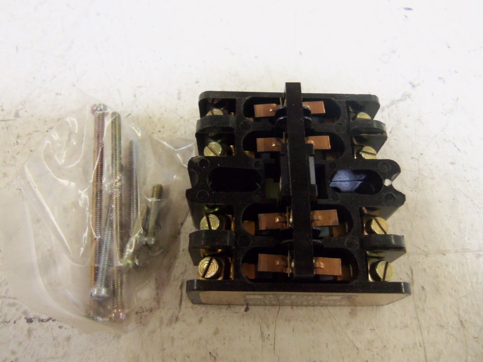 LOT OF 8 MTE 01.000002.000 *NEW*