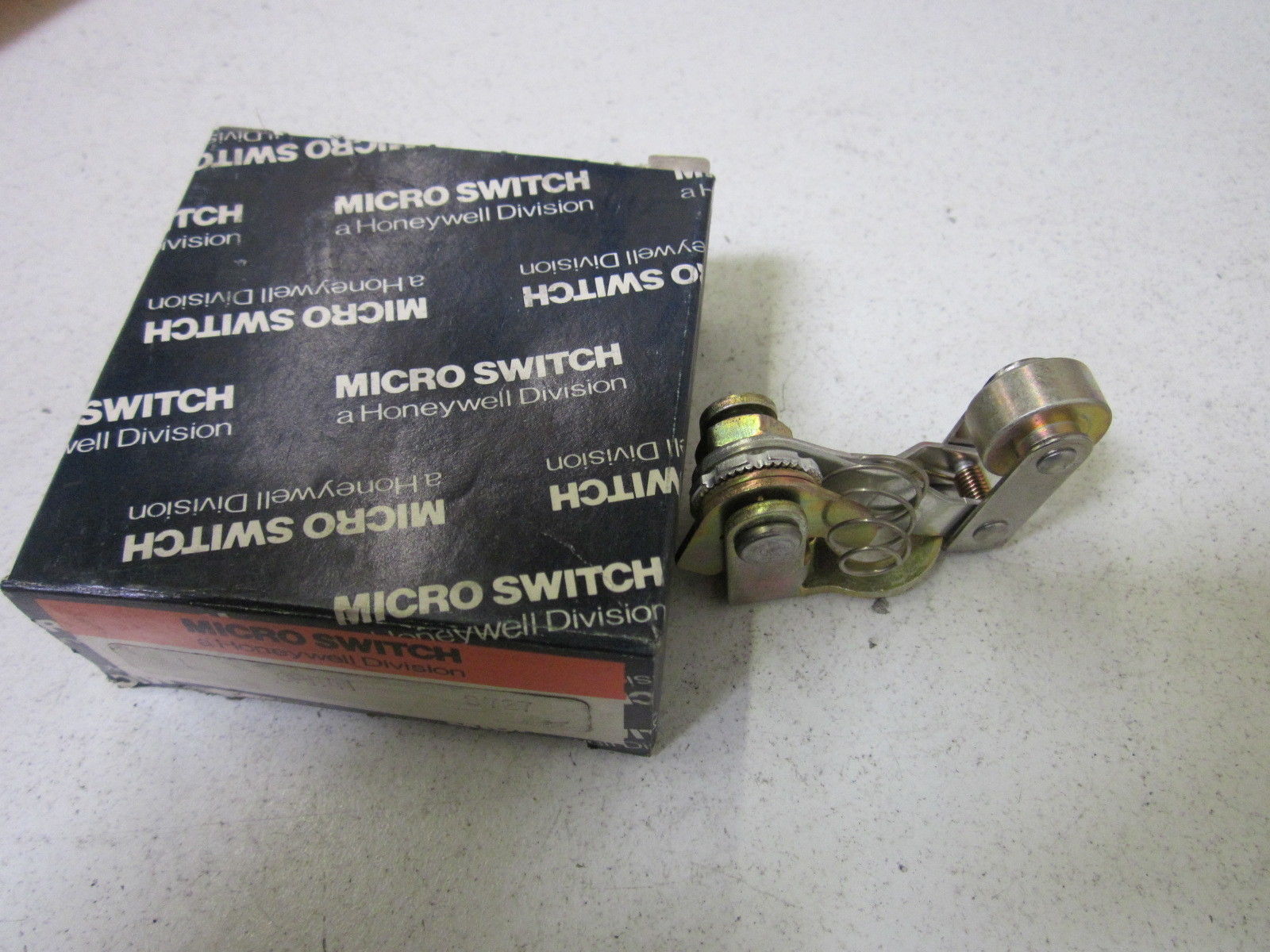 LOT OF 9 MICROSWITCH 6PA41  NSMP