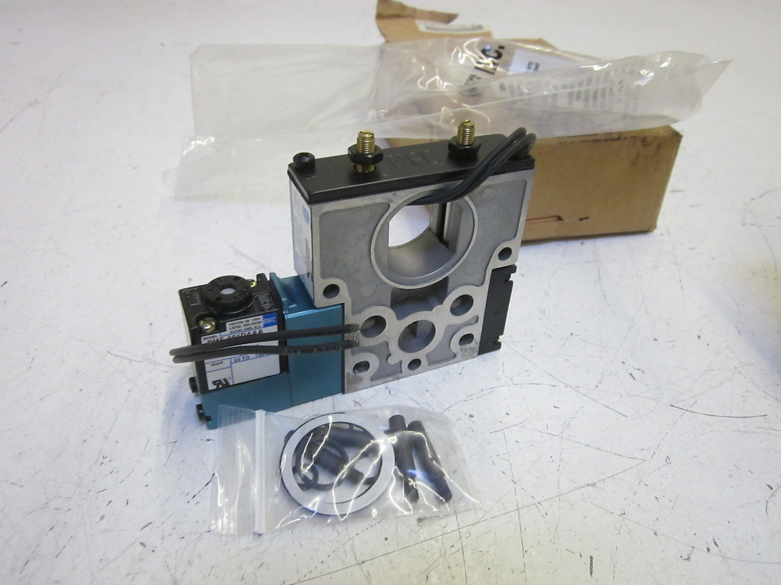 MAC 811C-PM-501DA-163 AIR AND HYDRAULIC VALVE 24VDC NSMP