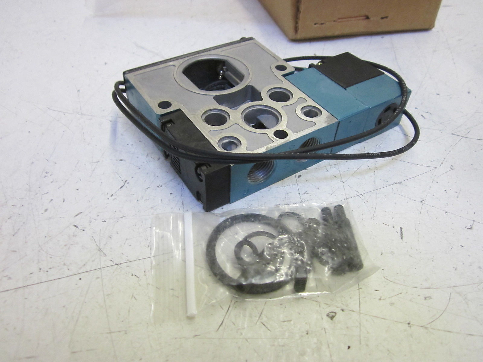 MAC 811C-PM-501DA-163 AIR AND HYDRAULIC VALVE 24VDC NSMP