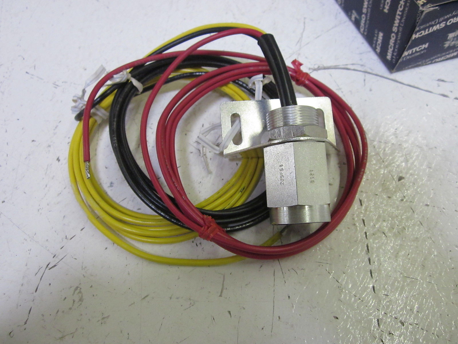 MICRO SWITCH 205FS1 PROXIMITY SENSOR (BLUE & WHITE BOX)  NSMP