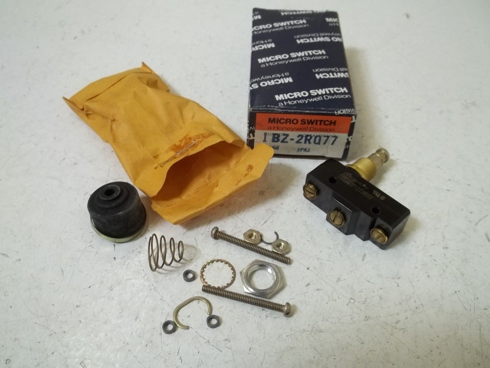 MICRO SWITCH BZ-2Q77 LIMIT SWITCH ( BLUE AND WHITE BOX)NSMP
