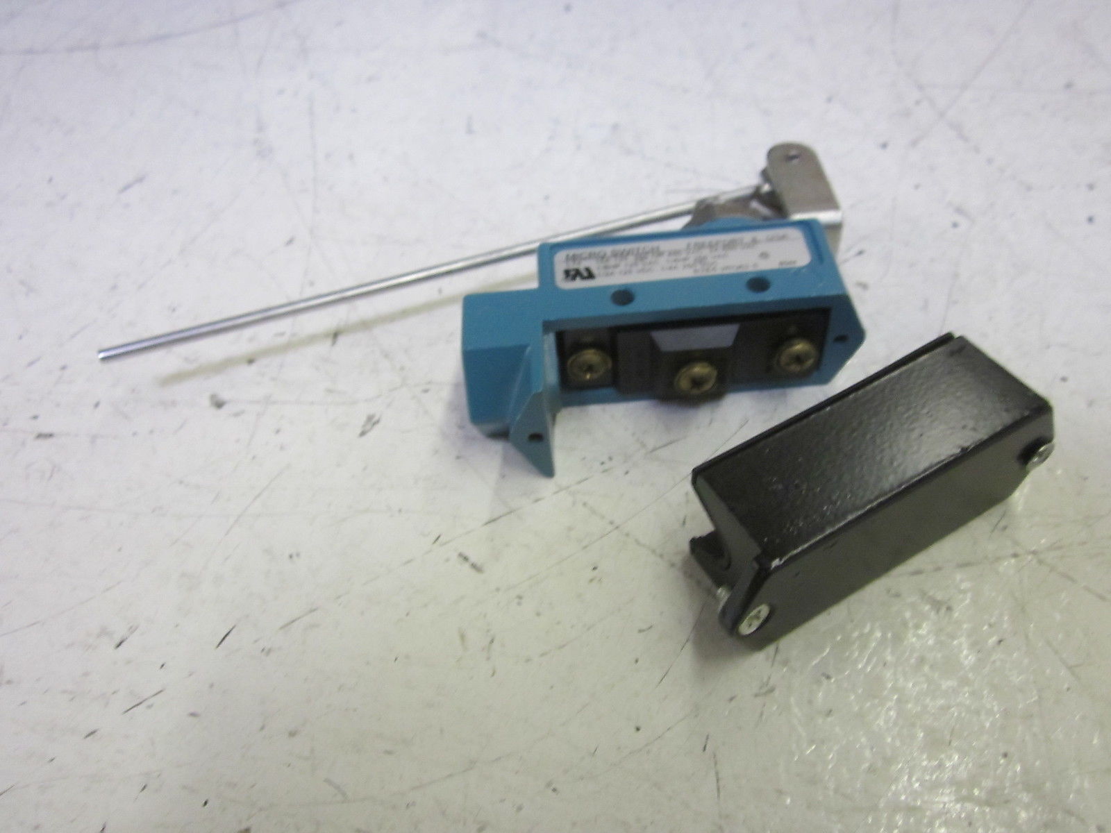 MICRO SWITCH BZE6-2RQ62-S LIMIT SWITCH *USED*