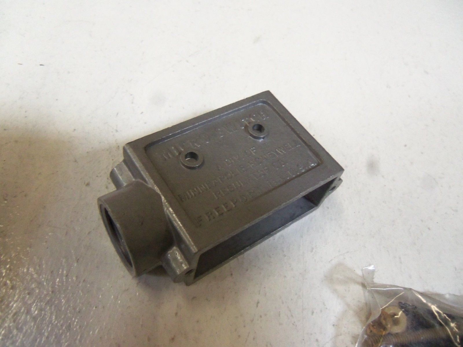 MICRO SWITCH 3PA2 FLANGE MOUNT ENCLOSURE AS IS