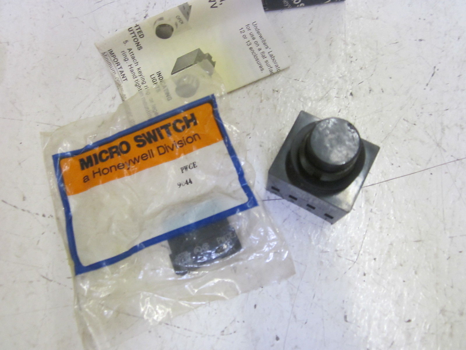 MICRO SWITCH  PWP32 PUSHBUTTON  NSMP