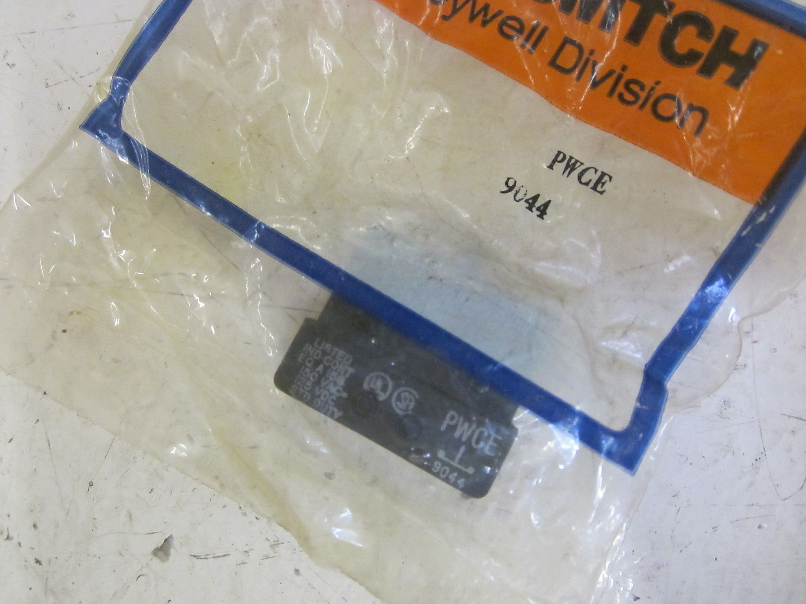 MICRO SWITCH  PWP32 PUSHBUTTON  NSMP