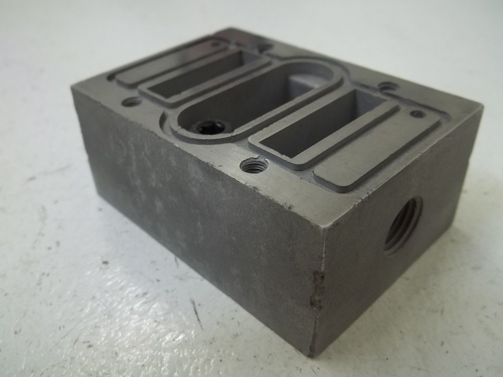 MILLER 102 1/4" NPT VALVE SUBPLATE UNMP