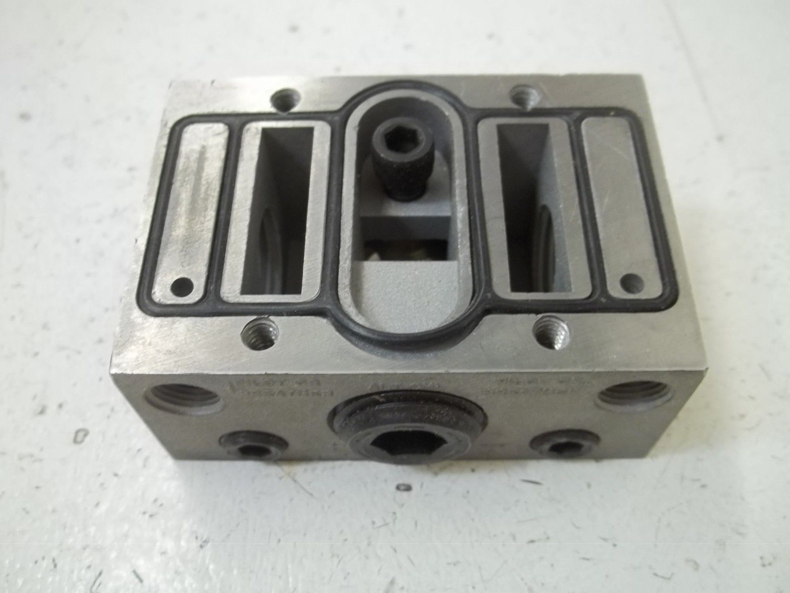 MILLER 104 1/2" NPT VALVE SUBPLATE NSMP