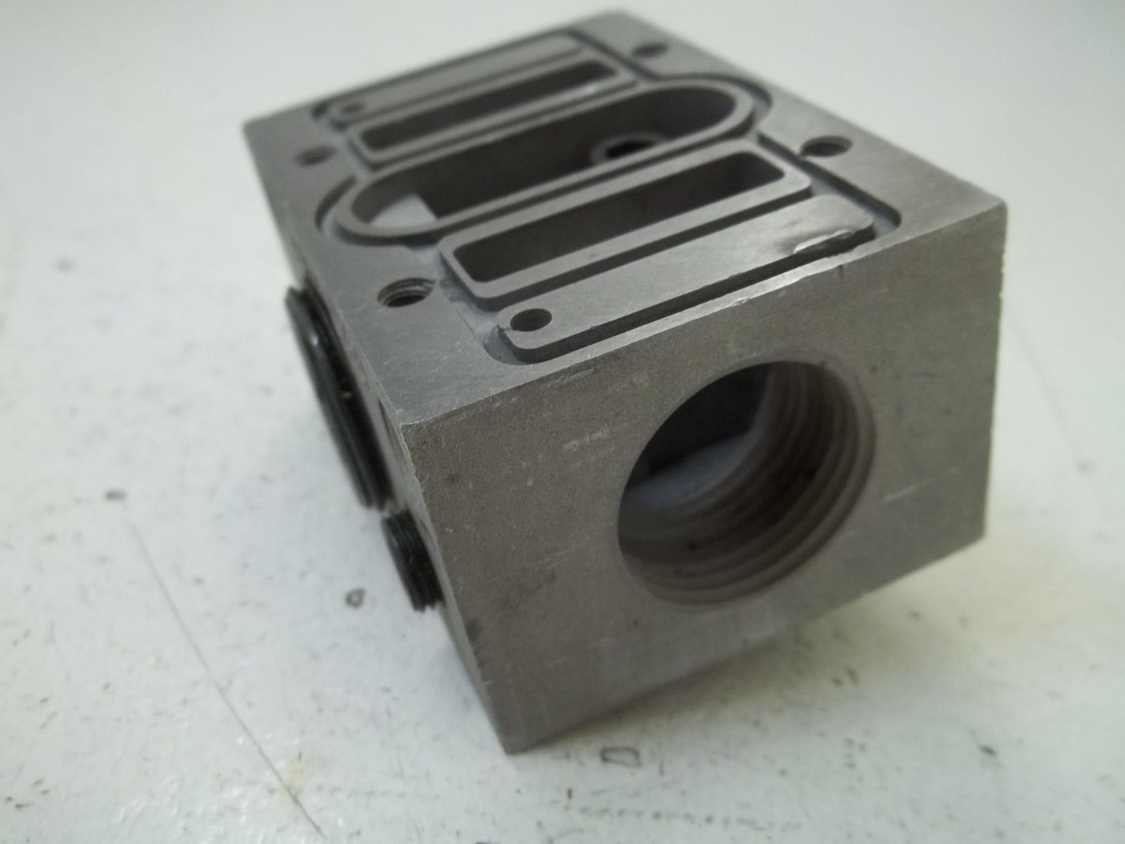 MILLER 106 3/4" NPT VALVE SUBPLATE NSMP