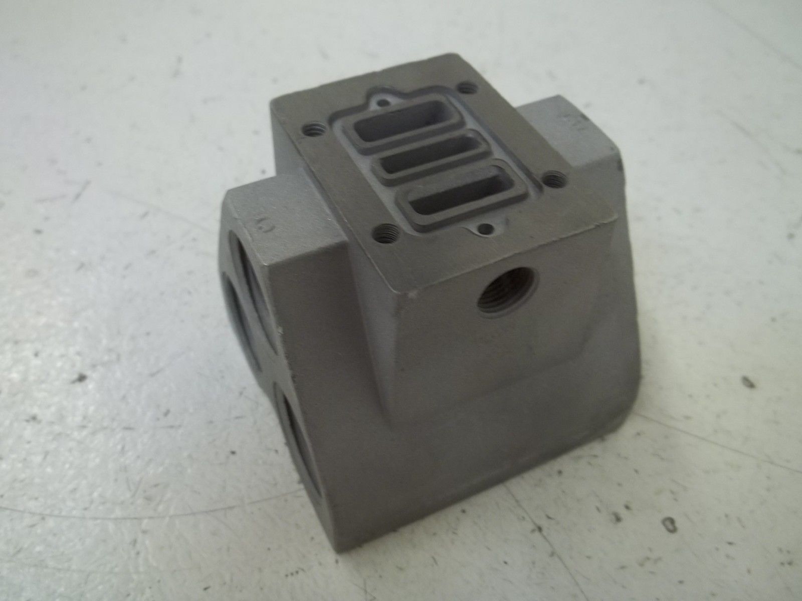 MILLER 300-304 1/2" NPT VALVE SUBPLATE NSMP