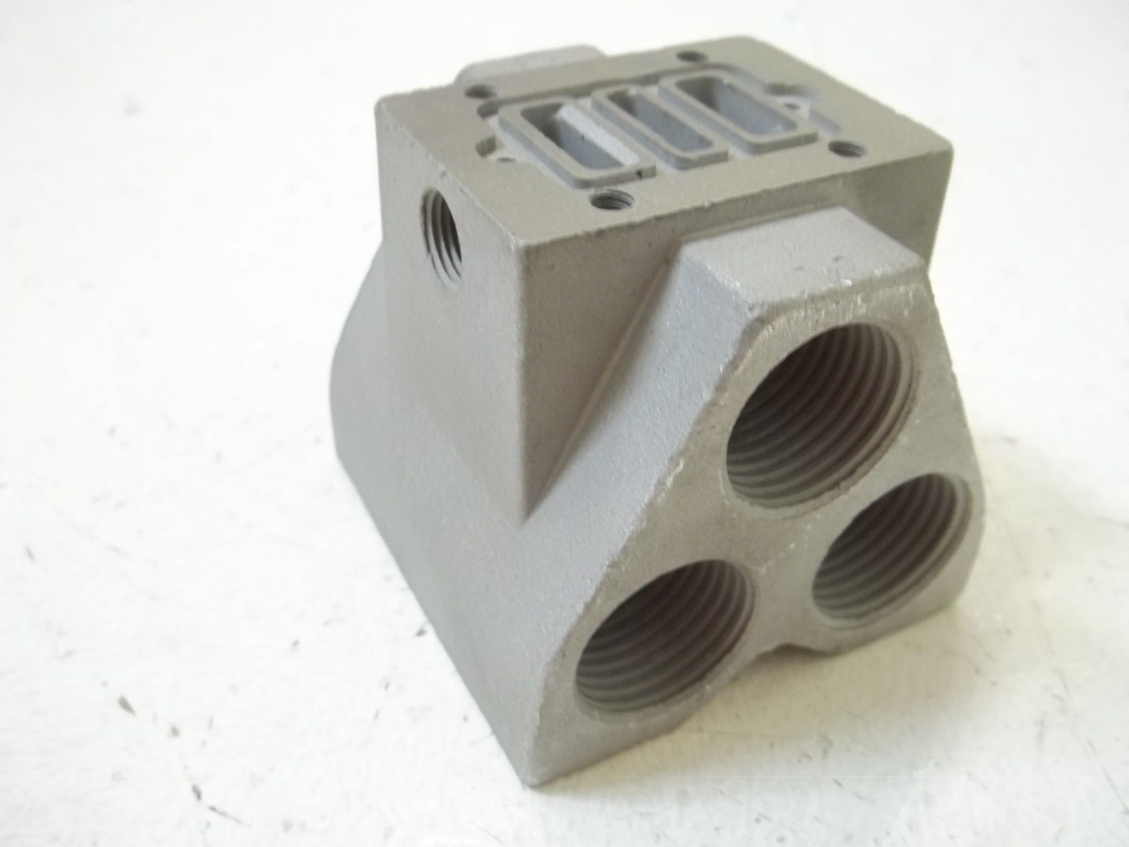 MILLER 300-304 1/2" VALVE SUBPLATE (AS PICTURED) NSMP
