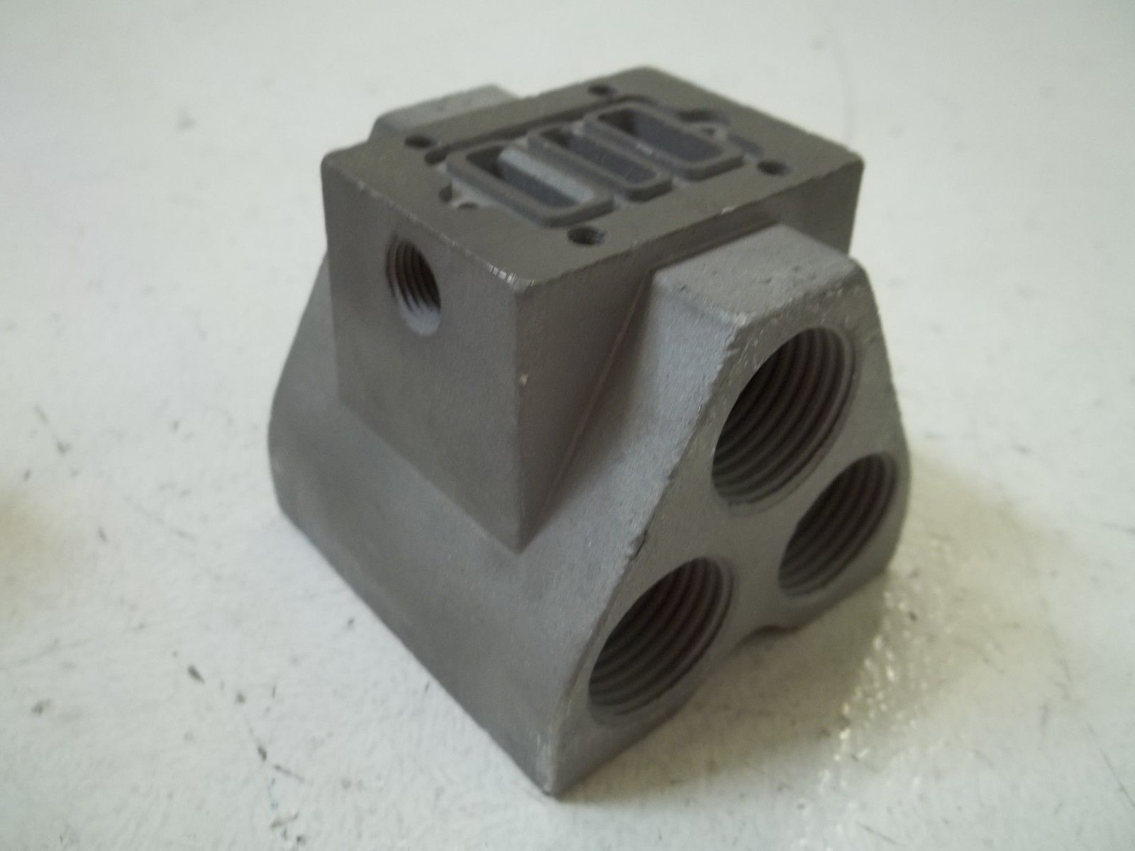 MILLER 300-304 1/2" VALVE SUBPLATE (AS PICTURED) NSMP
