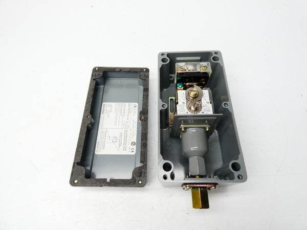INDUSTRIAL SPARE PART 836-C6J SER. B 30VAC 100PSI NSNP