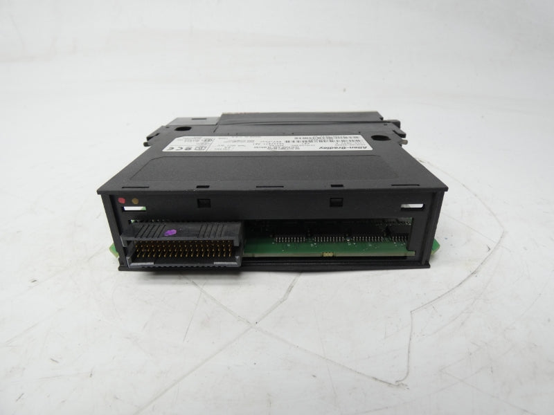 ALLEN BRADLEY 1756-OB32 SER. A REV. K01 F/W 2.4 10-31.2VDC 0.5-1A UNMP
