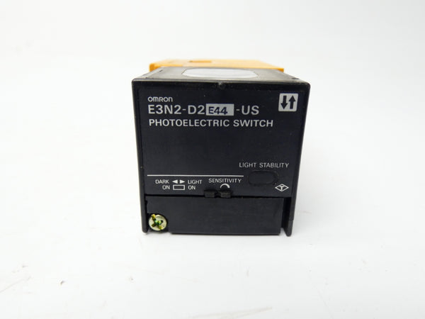 OMRON E3N2-D2E44-US 10-30VDC NSNP
