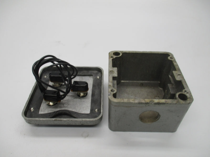 PUSH BUTTON 3BX 240V 3A UNMP