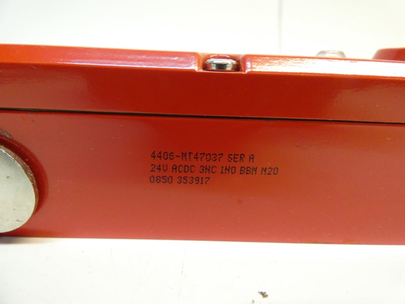 ALLEN BRADLEY 440G-MT47037 SER. A 24VAC/DC 10A UNMP
