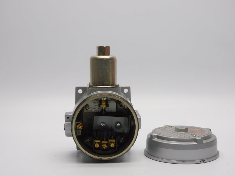 UNITED ELECTRIC J120-144 480VAC 15A .5-20PSI UNMP