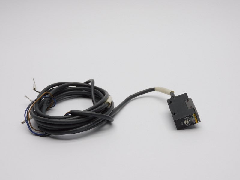OMRON E3S-AR81 10-30VDC UNMP