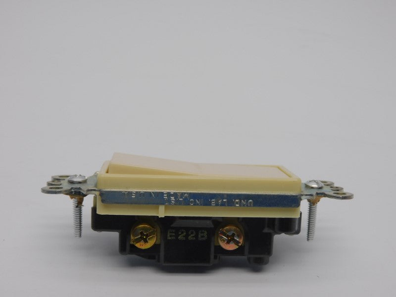 LEVITON 5601-2I 277VAC 15A NSMP