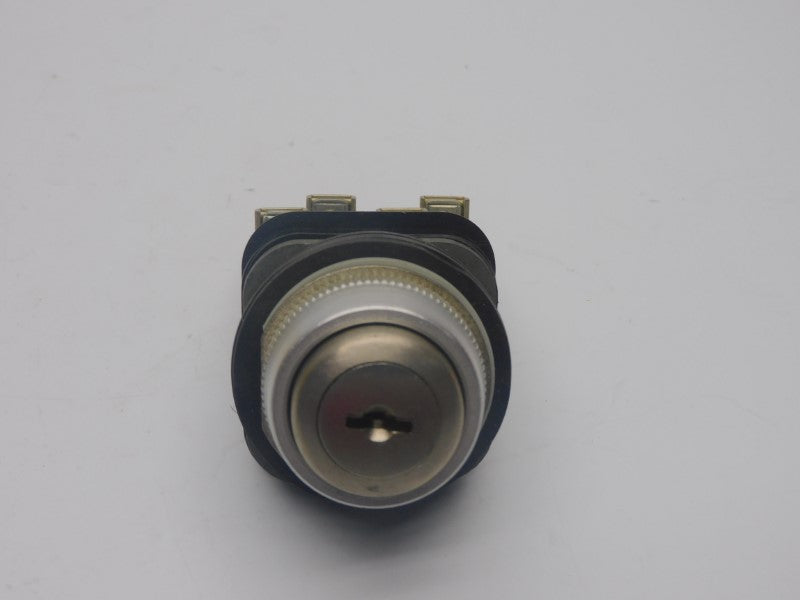 ALLEN BRADLEY 800T-E11A SER. A 600VAC (BK/YL) (NO KEY) NSMP