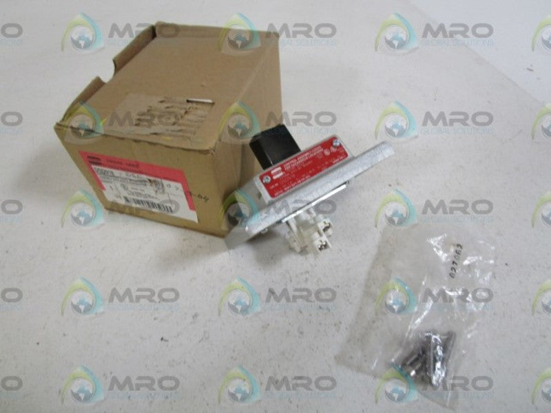 CROUSE-HINDS PUSH BUTTON CONTROL ASSEMBLY COVER DSD918  NSMP