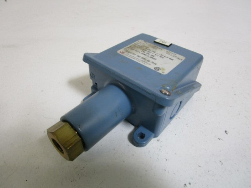 UNITED ELECTRIC H100-702 PRESSURE SWITCH 3-100 PSI UNMP