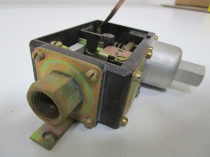 SQUARE D 9016-BSG1 VACUUM SWITCH (MISSING COVER) UNMP
