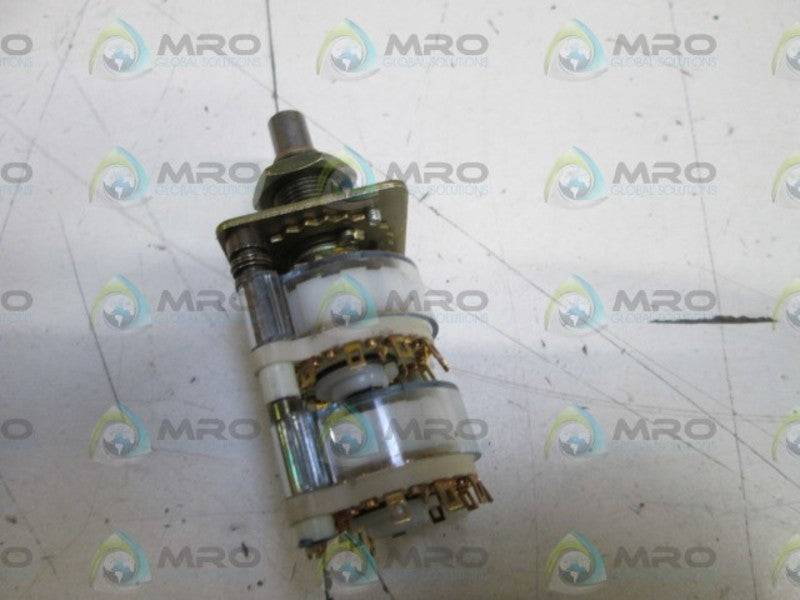 LOT OF 2 SELECTOR SWITCH 22 NSNP