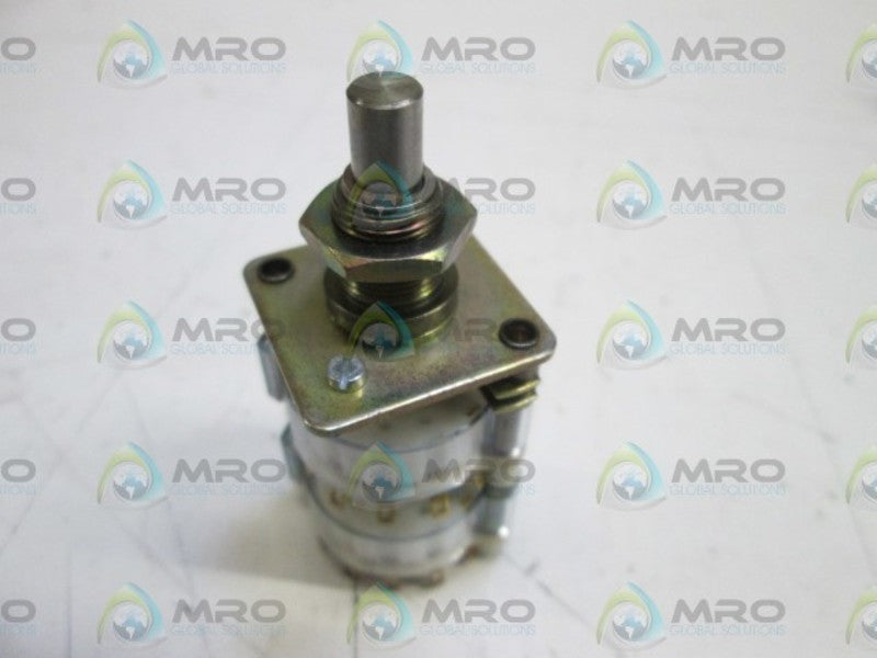 LOT OF 2 SELECTOR SWITCH 22 NSNP