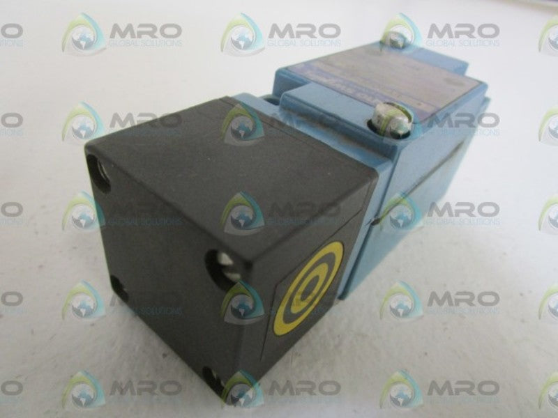 MICRO SWITCH INDUCTIVE PROXIMITY SWITCH LYS02E-2S UNMP