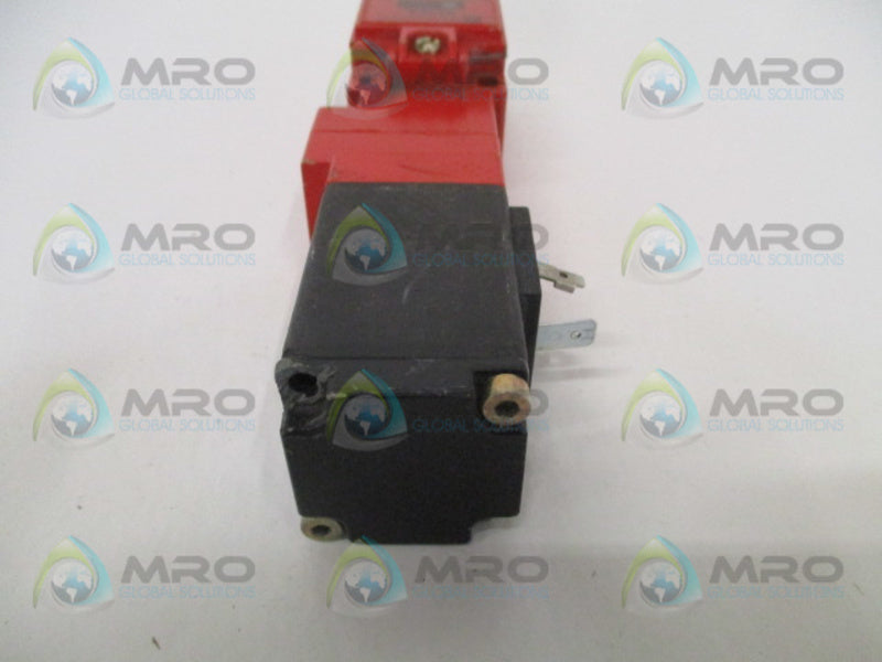 TELEMECANIQUE XCSL786B3 SAFETY INTERLOCK SWITCH UNMP