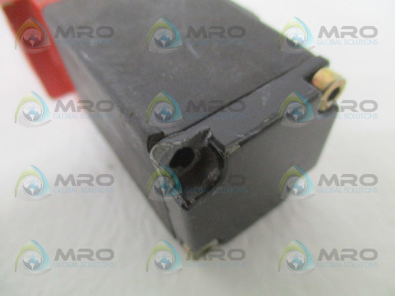 TELEMECANIQUE XCSL786B3 SAFETY INTERLOCK SWITCH UNMP