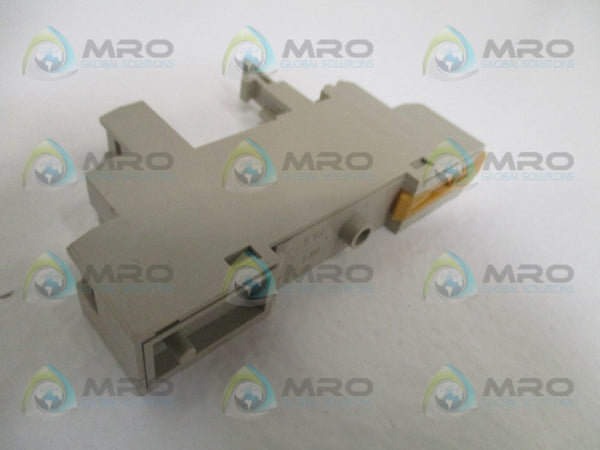 OMRON P2RF-05-E RELAY SOCKET UNMP