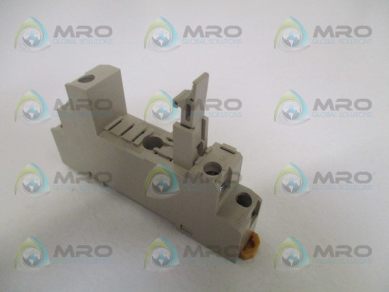 OMRON P2RF-05-E RELAY SOCKET UNMP