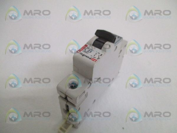 PASS & SEYMOUR LEGRAND 03388-C25 CIRCUIT BREAKER 25A UNMP