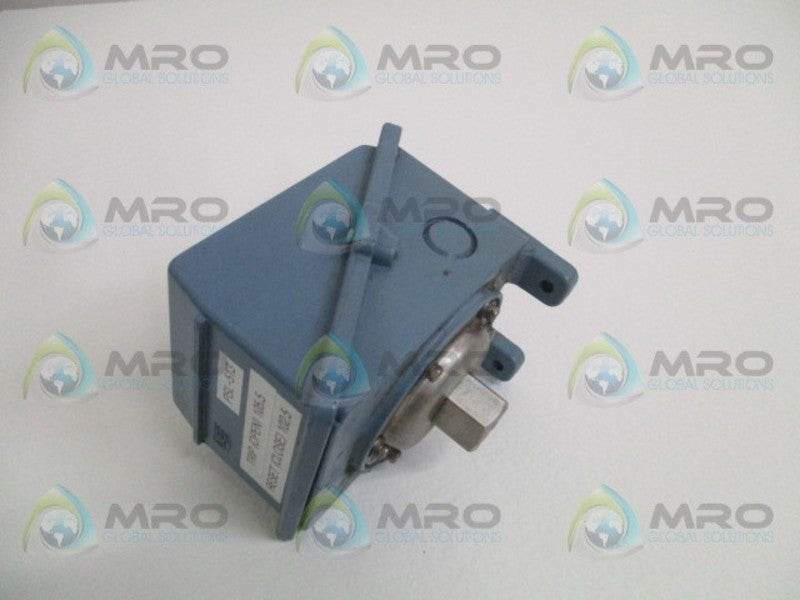 UNITED ELECTRIC J402-9908 PRESSURE SWITCH 0-100 PSI UNMP