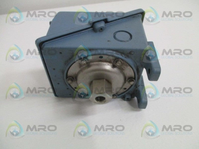 UNITED ELECTRIC J402-9908 PRESSURE SWITCH 0-100 PSI UNMP