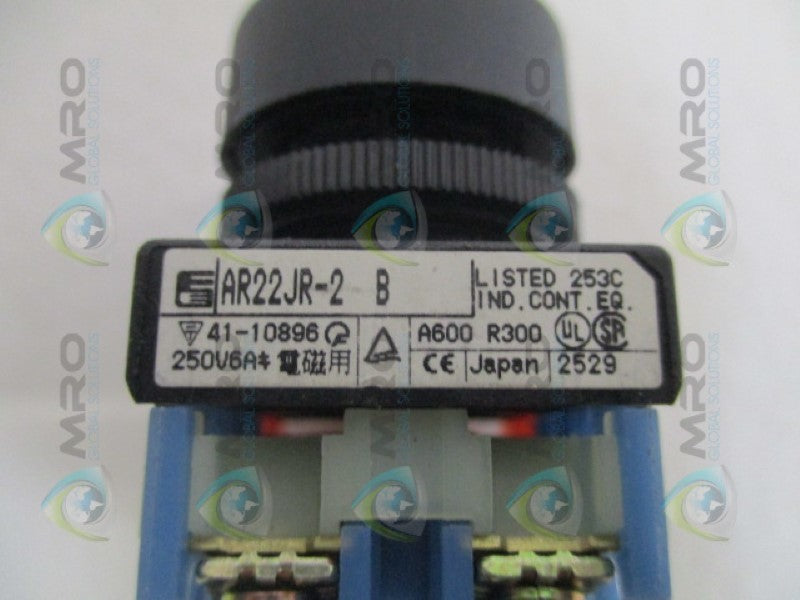 FUJI ELECTRIC AR22JR-2B WHITE PUSHBUTTON SWITCH (AS PICTURED) NSNP