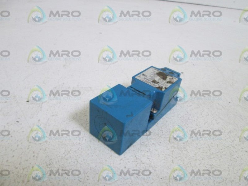 INDUSTRIAL SPARE PART INDUCTIVE PROX. LIMIT SWITCH 871LXNB15S40 SER. A  UNMP