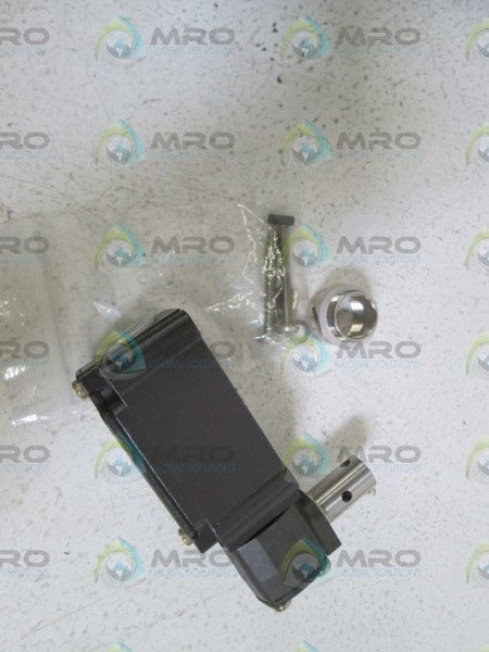 SCHMERSAL HINGED SWITCH TV8S 335-02Z NSMP