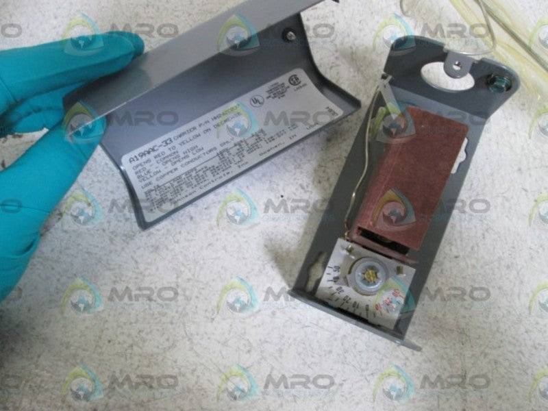 JOHNSON CONTROLS TEMPERATURE SWITCH A19AAC-33 NSNP